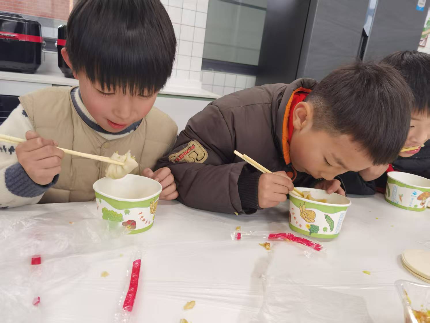 新闻：家校协同育新苗 劳动实践启心智——燕小二（2）班“千人饺”德育实践活动纪实_html_352fc848.jpg