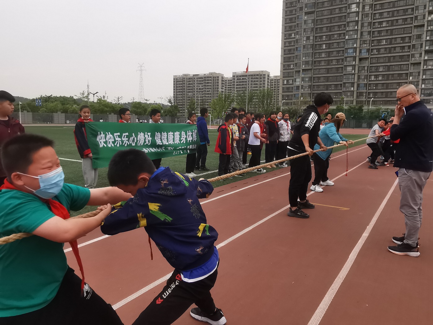C28-8-2-5  燕小5月拔河比赛_html_m8c2fa3d.jpg