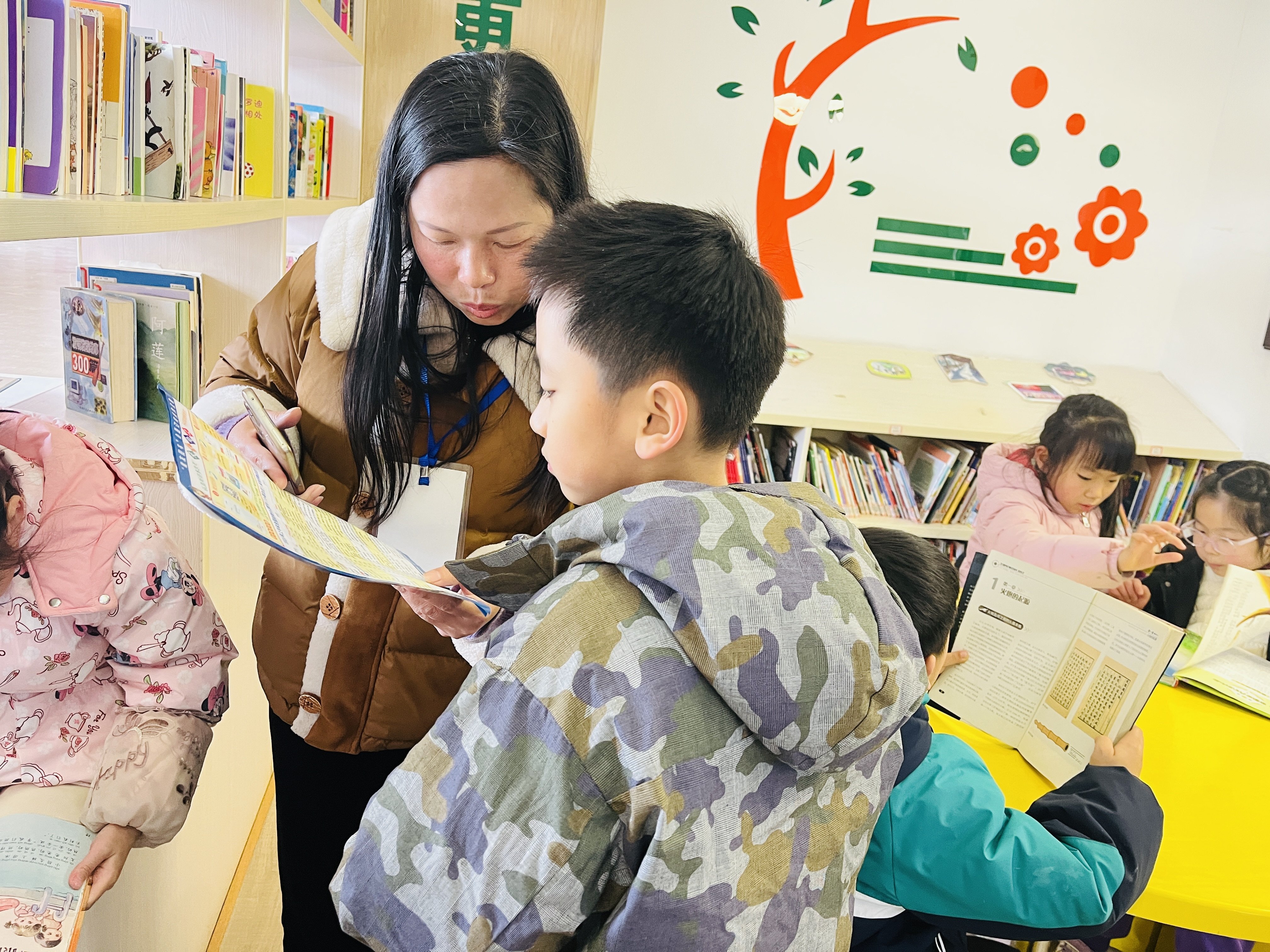 励进幕小 家校共育——图书馆家长志愿者进校园1_html_m36c3fc6c.jpg
