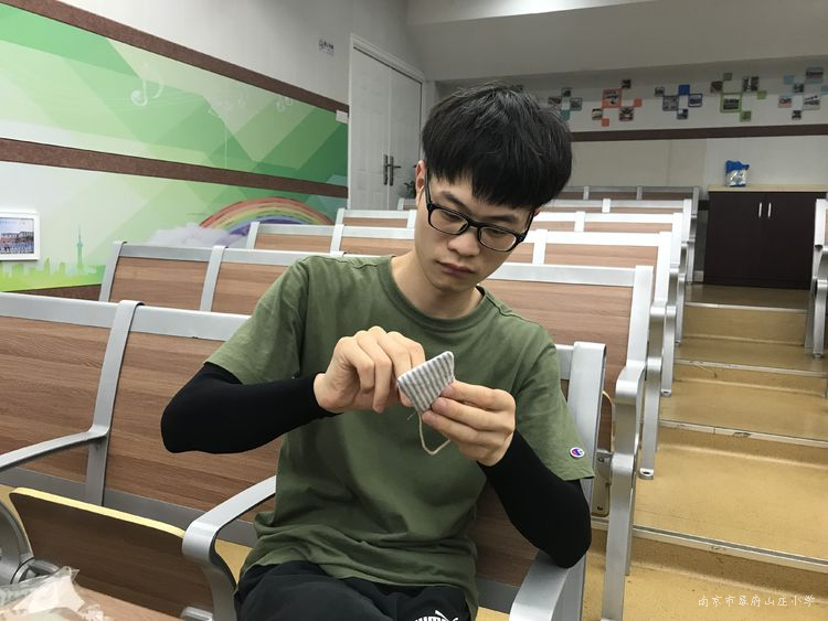 于上海老师认真缝制.jpg