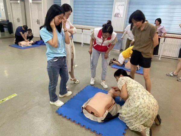 为了增强学校教职工的安全急救知识_html_4fffd068.jpg