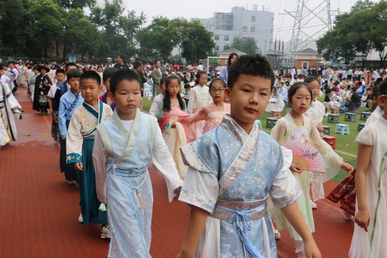 红领巾爱祖国 传承中华经典汉服节报道_html_3da0754c.jpg