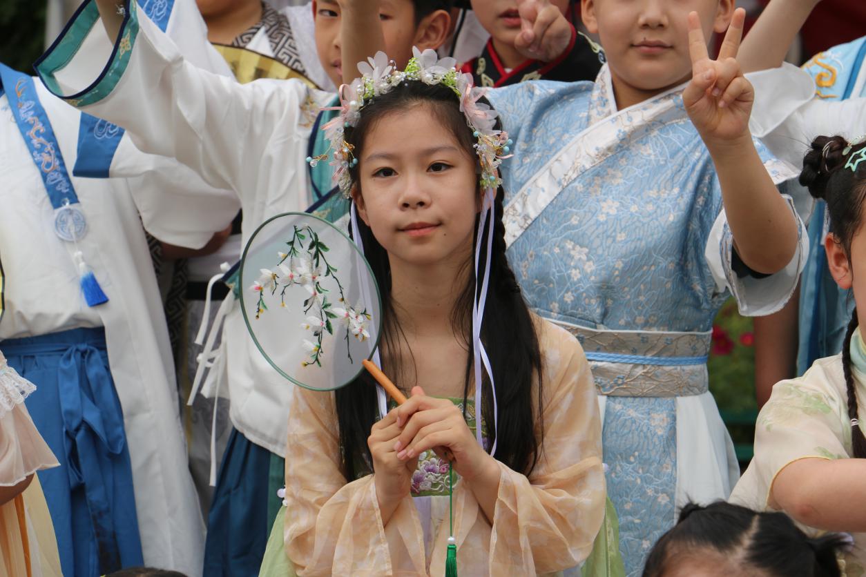 红领巾爱祖国 传承中华经典汉服节报道_html_c5c6dfa.jpg