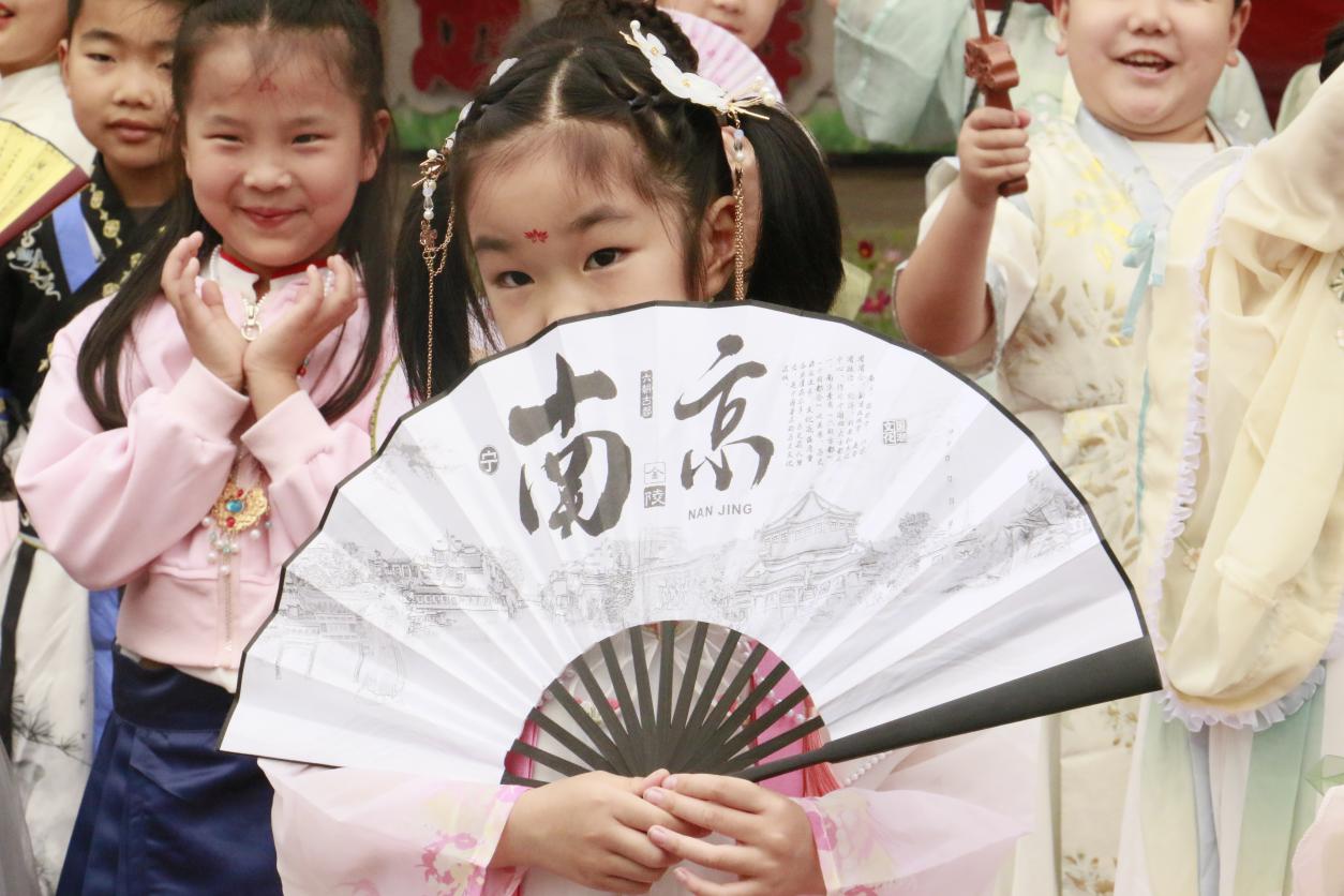 红领巾爱祖国 传承中华经典汉服节报道_html_m5dcd5301.jpg