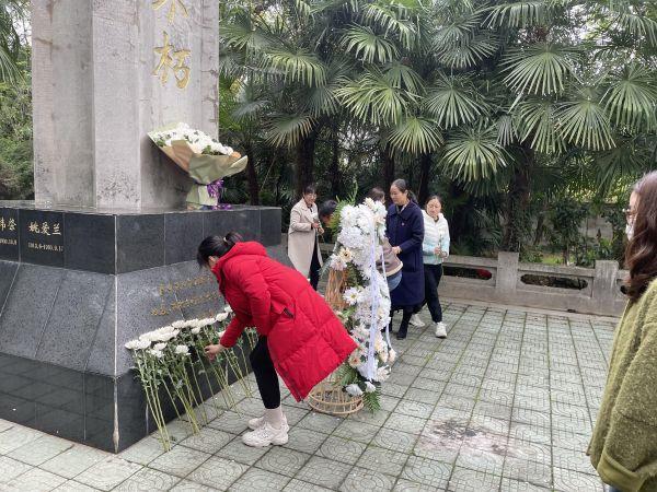 【励进幕小 青春党建】燕子矶中心小学第二党支部开展清明祭扫活动_html_4e9d1a66.jpg