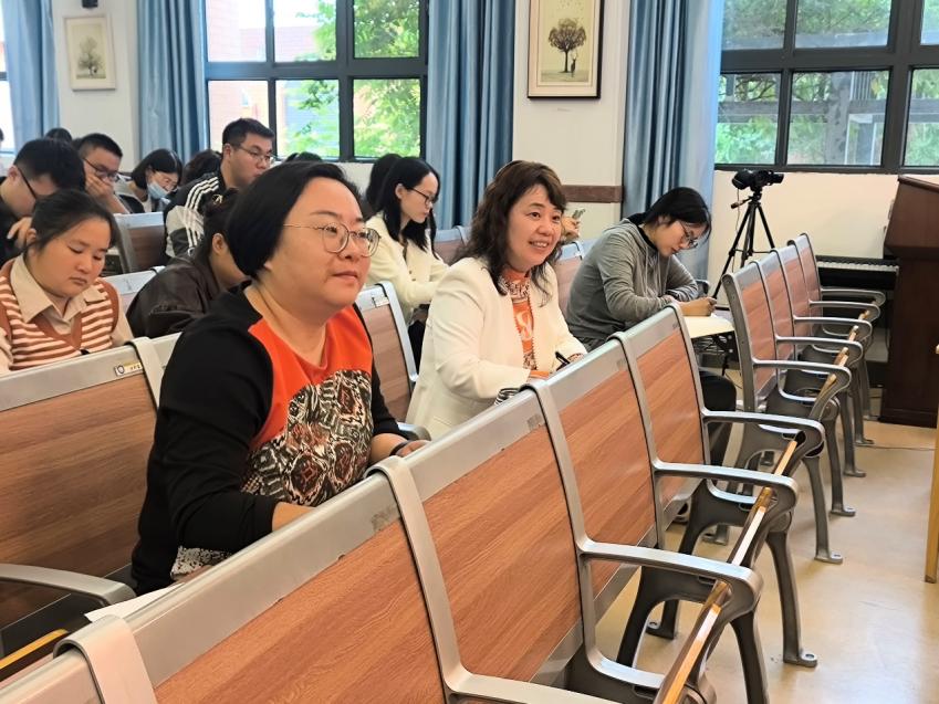 区语文教研活动新闻稿1021_html_2de747f2.jpg