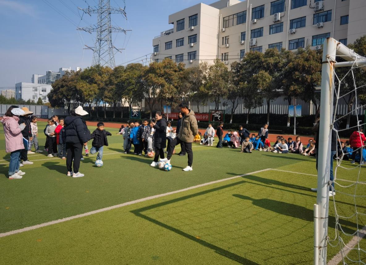 1.童心励进  足下飞扬2023.11.15_html_m7b223562.jpg