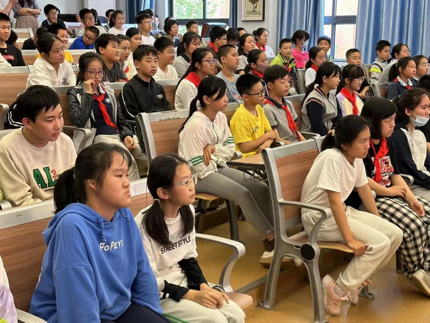 让阳光洒满毕业季 报道(1)_html_703b85e5.jpg