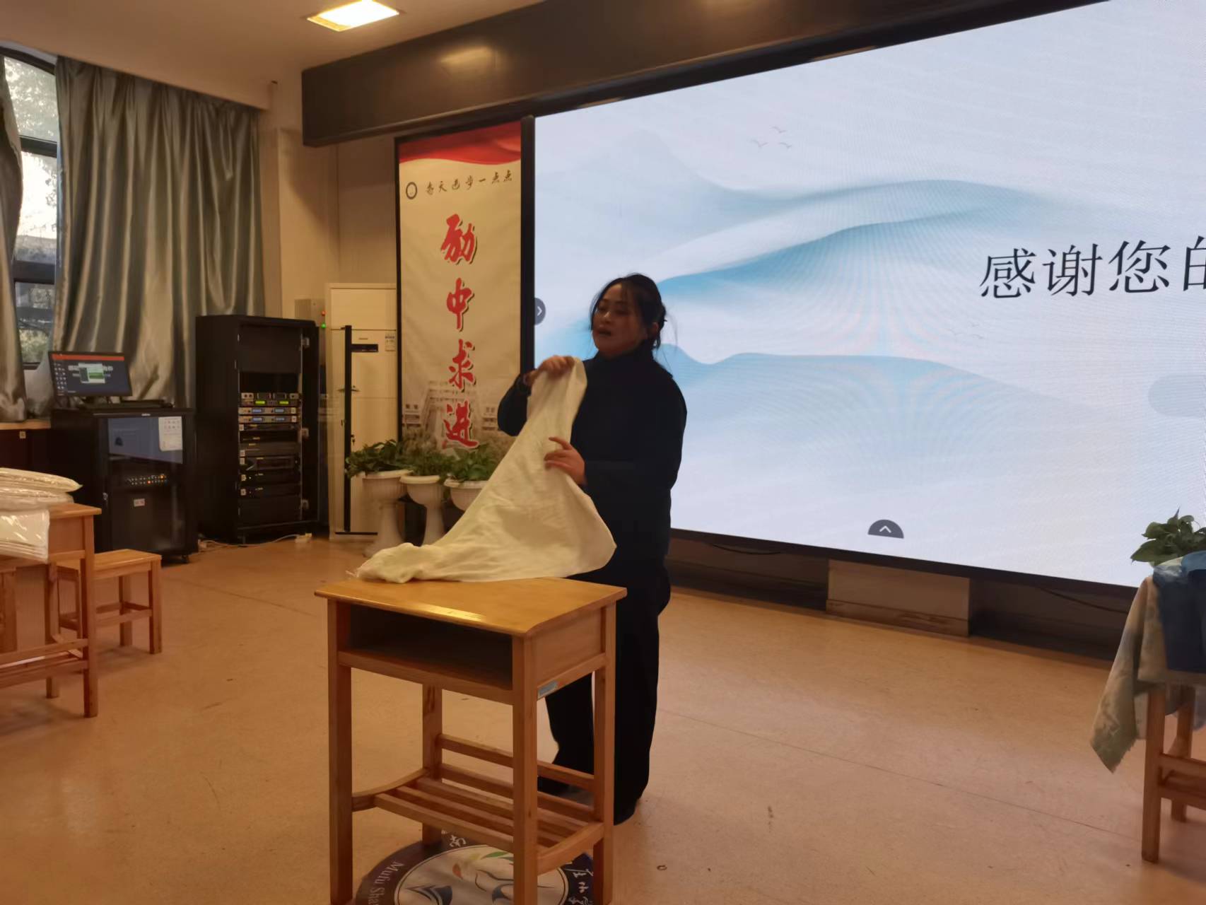 布艺非遗进校园 师生传承学扎染报道_html_m6a9507d9.jpg