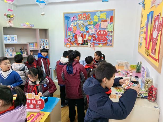 20241230南湾营小学12月份童心驿站兑换活动报道_html_m19dbe93c.jpg