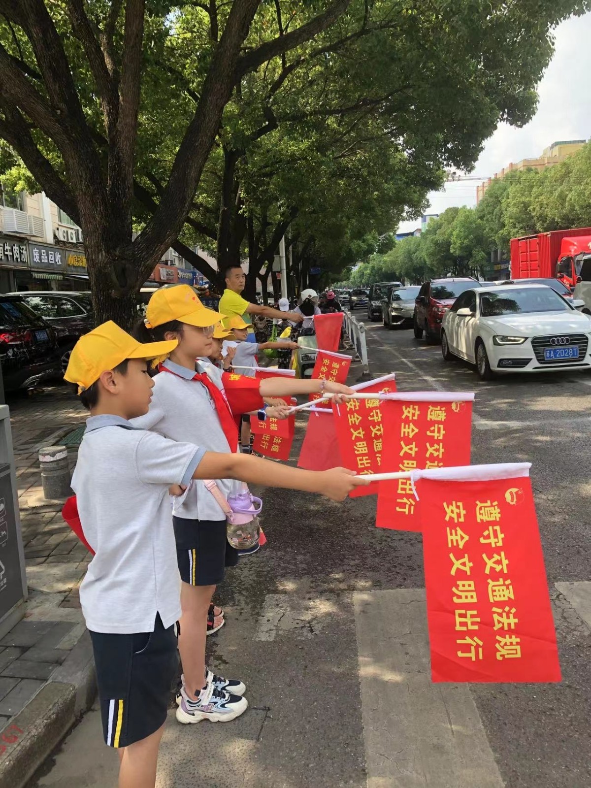 红领巾交通员1.JPG