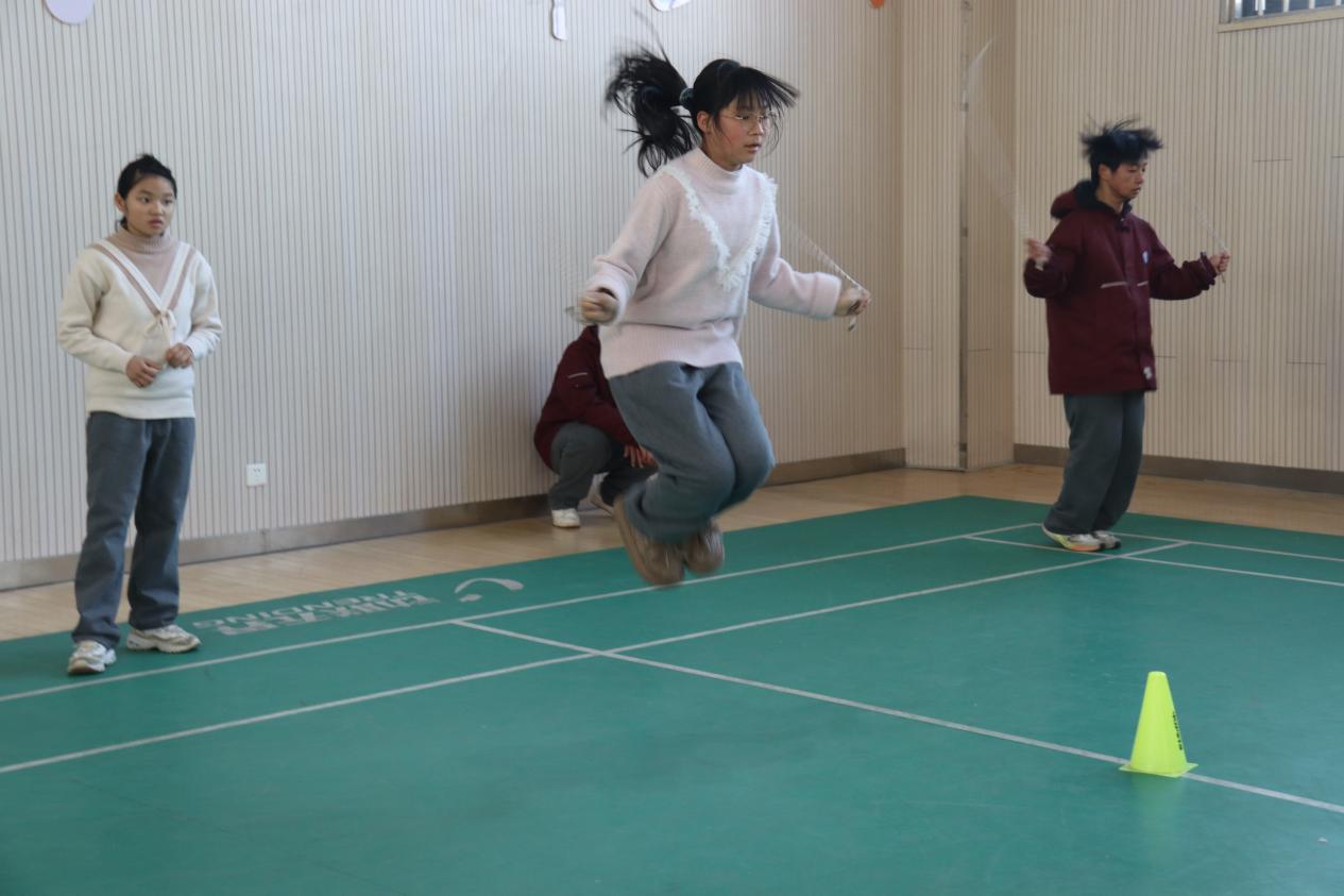 活力跃动，双摇飞扬——六小型运动会之跳绳双摇比赛_html_m6f3f5f82.jpg