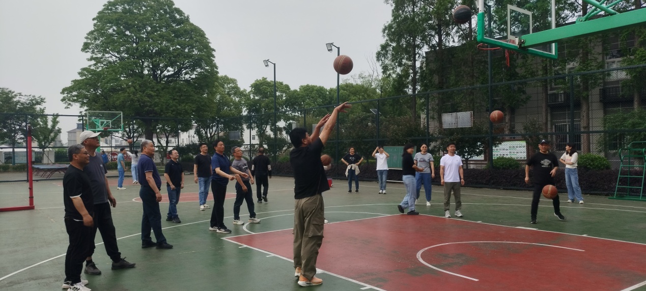 教师定点投篮文体活动新闻_html_m73b1edca.jpg