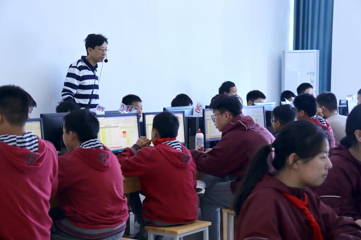 张庆个人介绍_html_1e6fe59e.jpg
