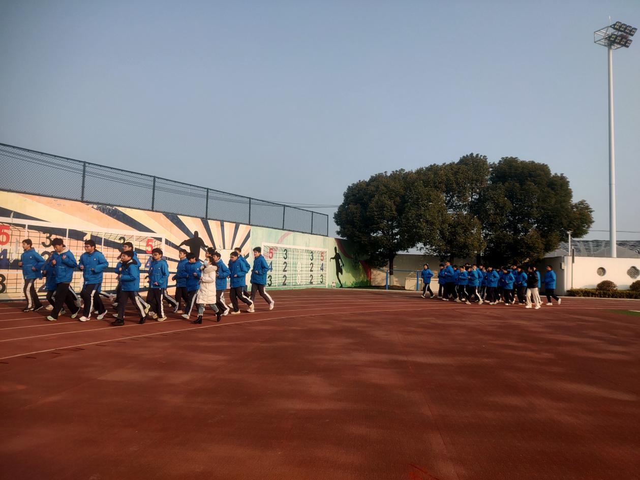 跑操新闻稿_html_4fd10585.jpg