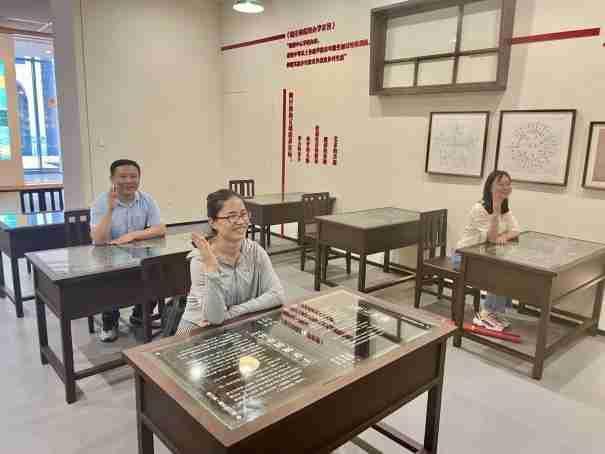 【二稿】七一党员外出学习师德馆新闻_html_bd323b0.jpg