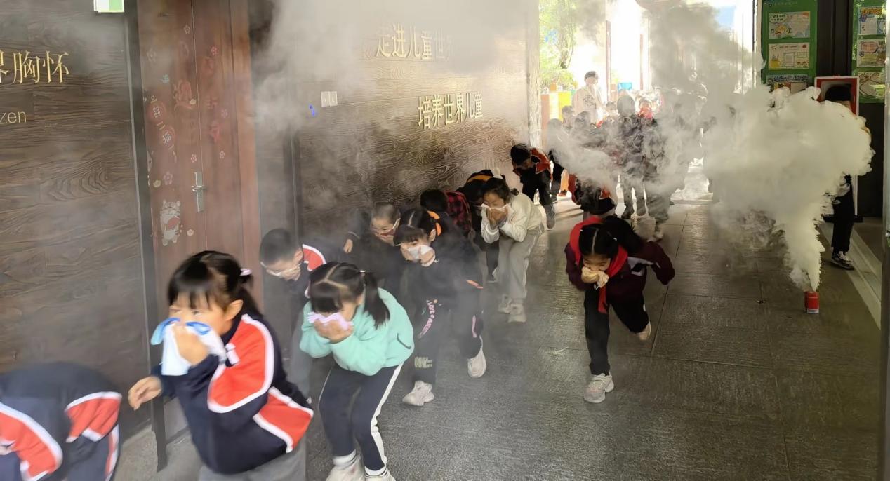 11.9消防安全演练 筑牢安全防线_html_m72745ffd.jpg