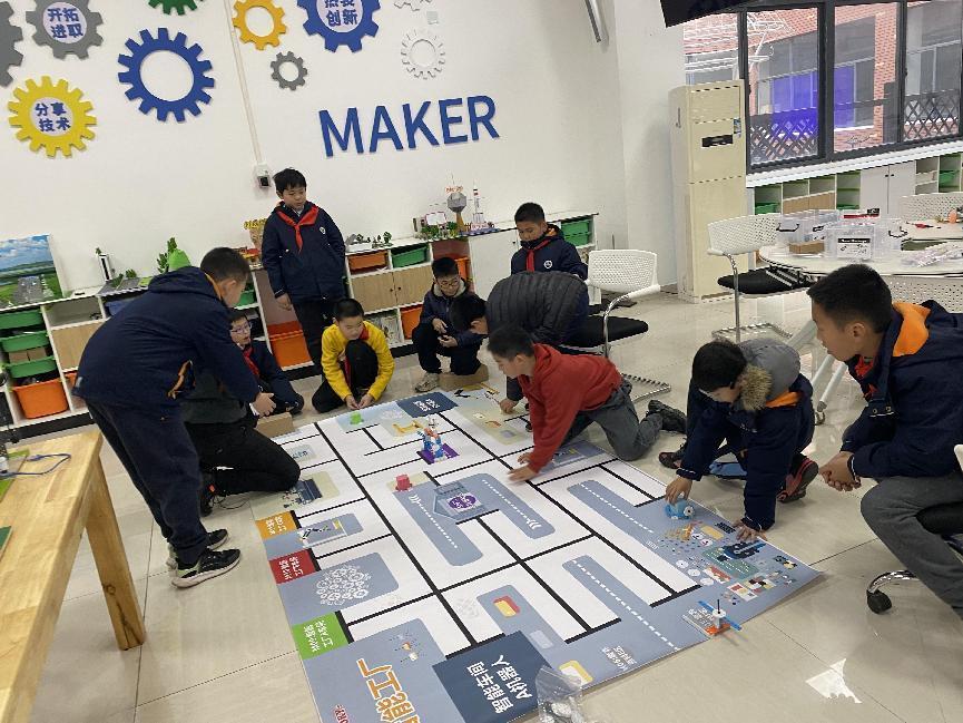 竞技激情，智慧成长——记学生参与信息素养提升实践活动项目现场赛(1)_html_m26c267e0.jpg
