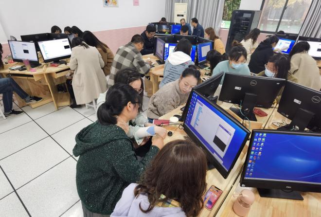 2021栖霞区中小学信息技术教师全员培训_html_m631c0895.jpg