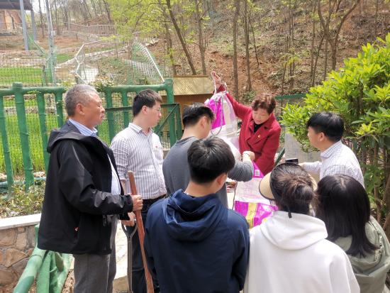 【石抱树·先锋行】南京市金陵小学和园校区三个党支部劳动教育主题党日_html_6af53adf.jpg