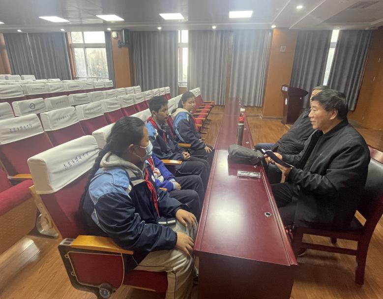开展关爱帮扶 强化法治教育——华电中学邀请栖霞区关工委开展帮扶助困及法治主题教育活动_html_28805e94.jpg