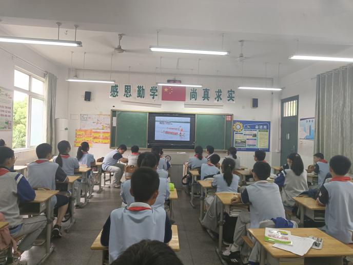 【尚真华电】巧手爱劳动，“粽”享端午情——华电中学开展端午节传统文化教育系列活动_html_521f2c38.jpg