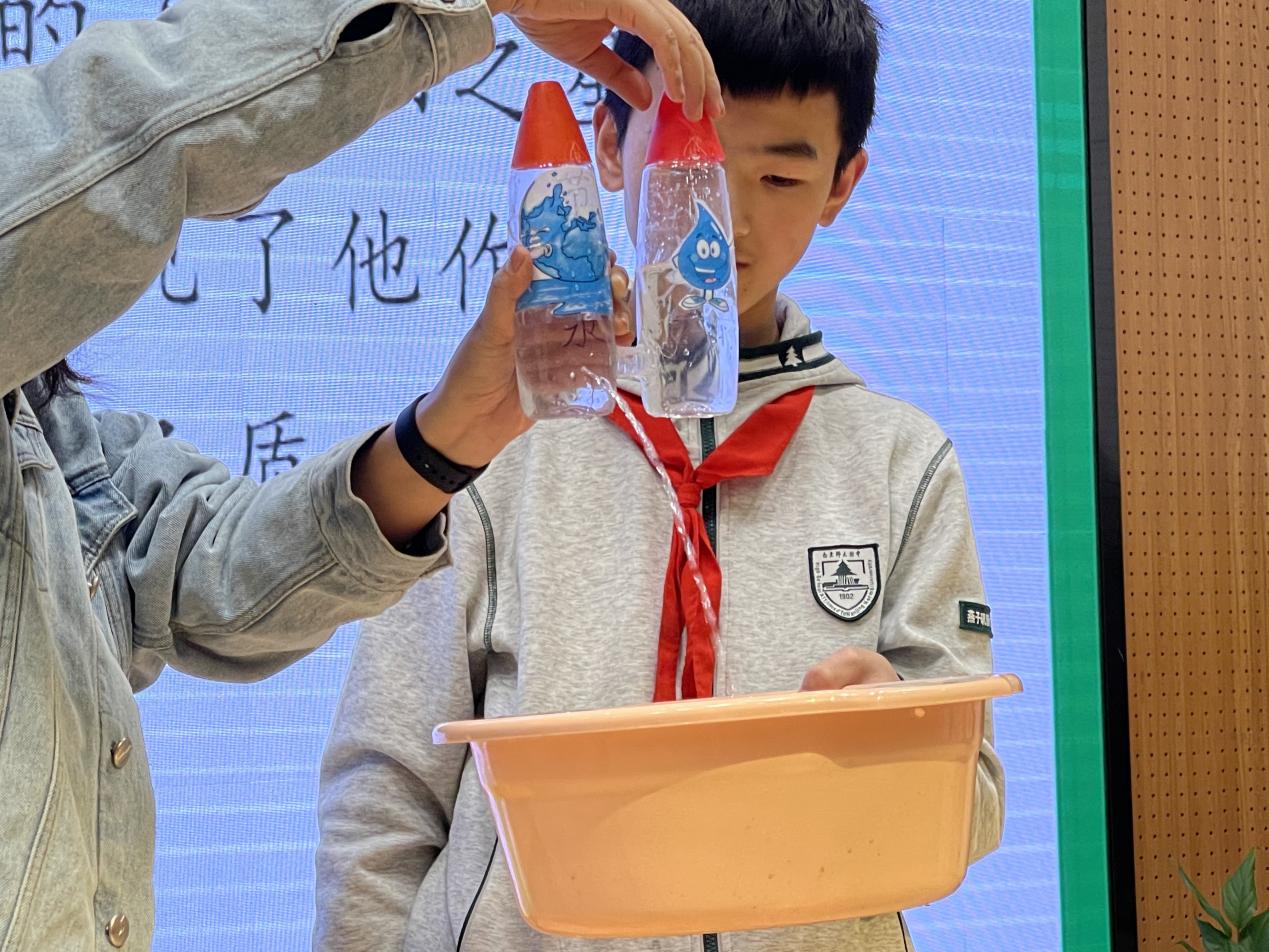 10月升旗仪式_html_m14431b34.jpg