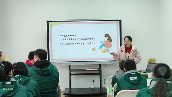 心育中心气象员开会_html_m516f51e9.jpg