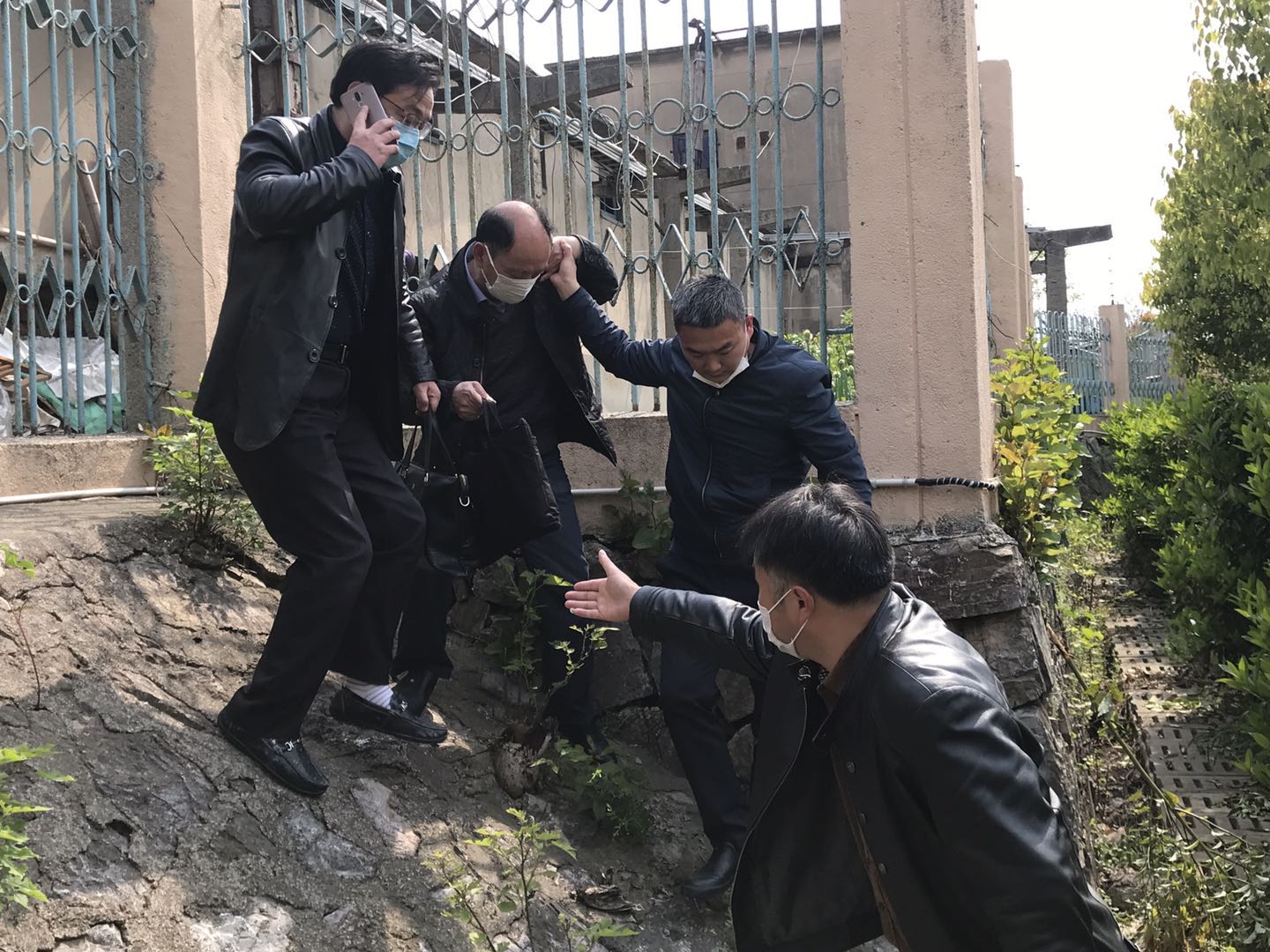 【海门南炼】区教育局校建科刘科长和任科长莅临我校指导工作