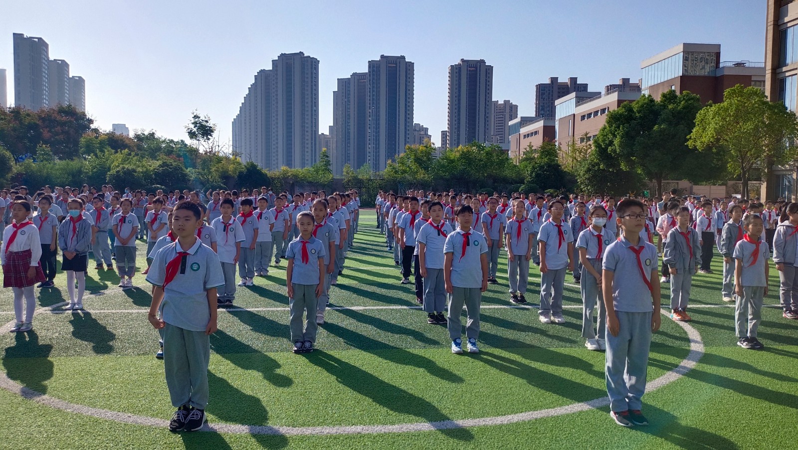 【花港一小】“让”出平安  “抢”出祸端 花港第一小学第四周主题升旗仪式