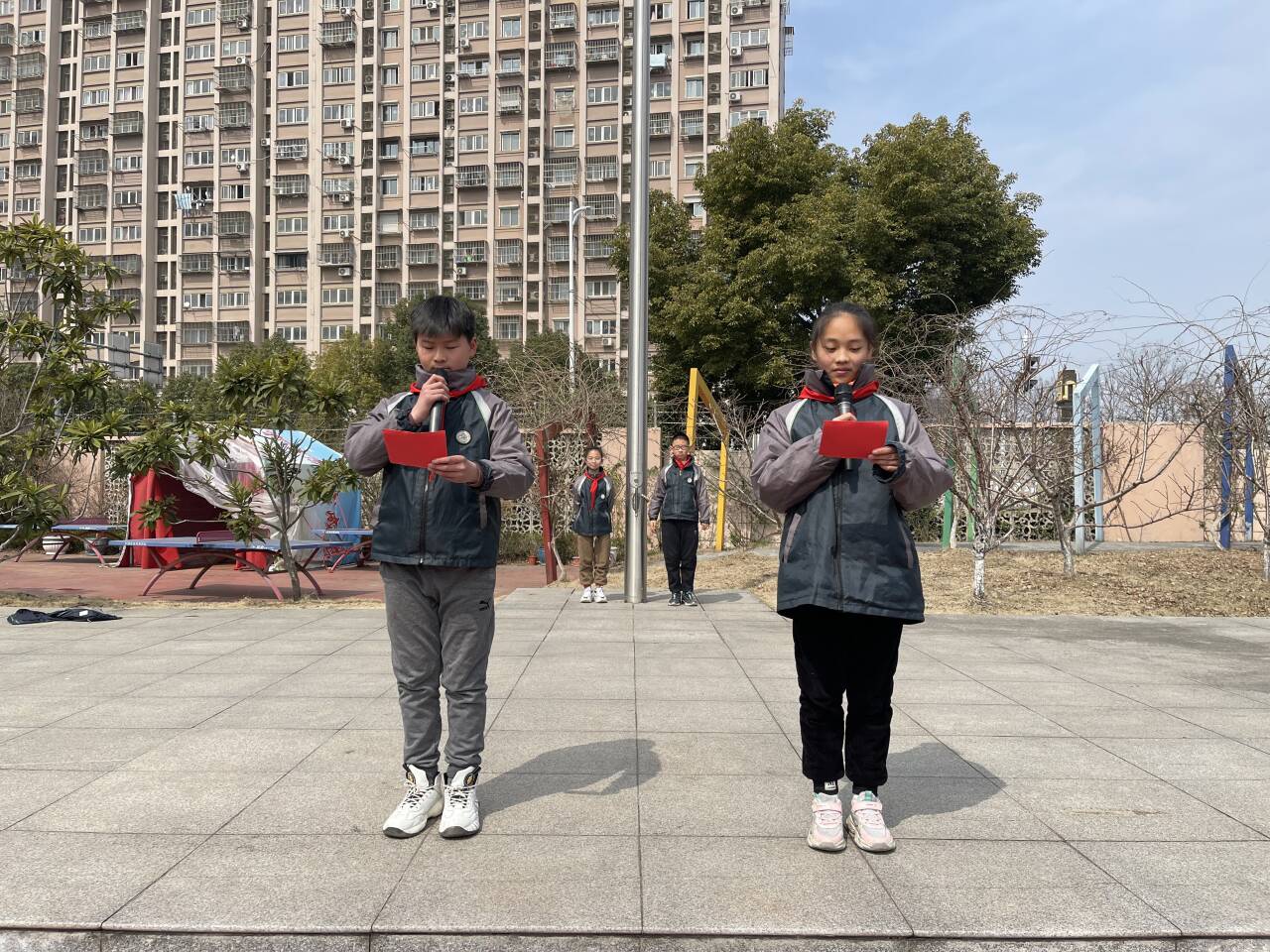 主持人.jpg
