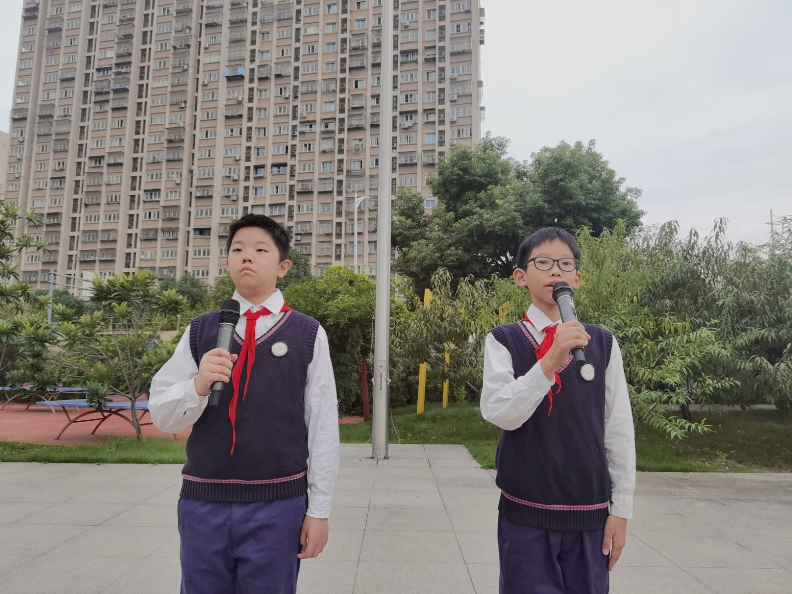 升旗手：王奥涵  张家语.jpg