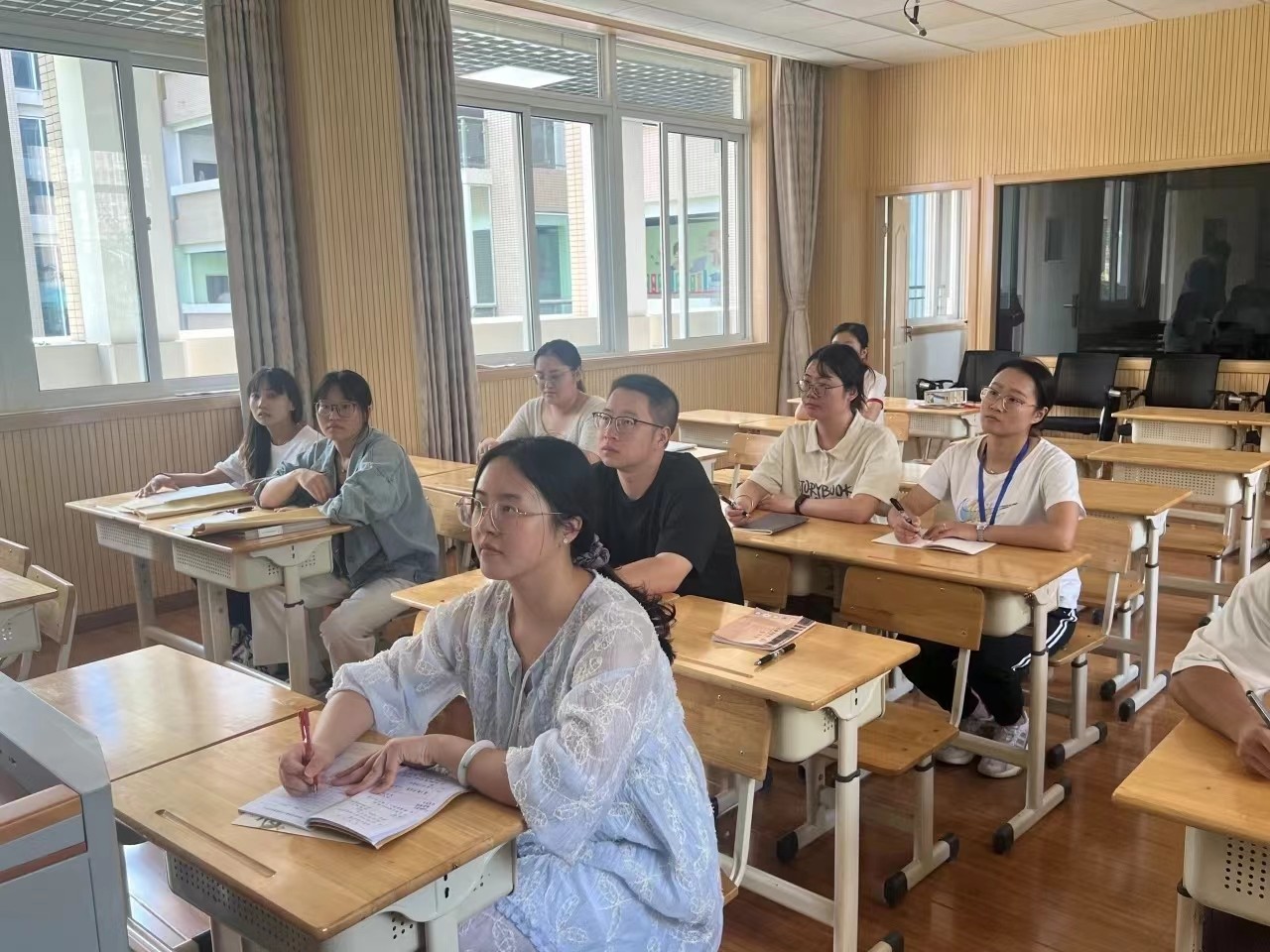 【花港一小】阳光之旅，助力成长(一百一十七)聚焦论文写作 赋能专业成长