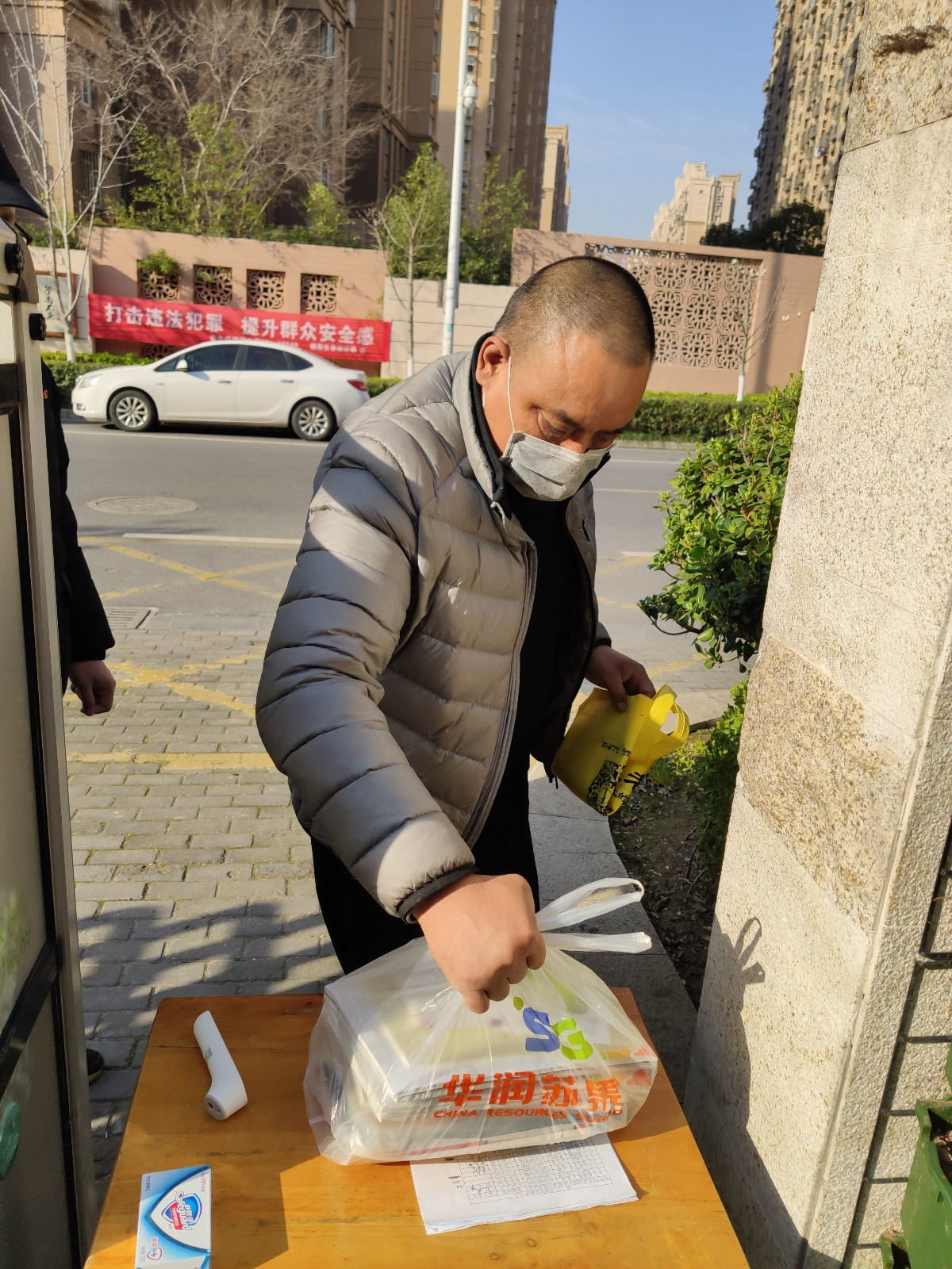值班发书.jpg