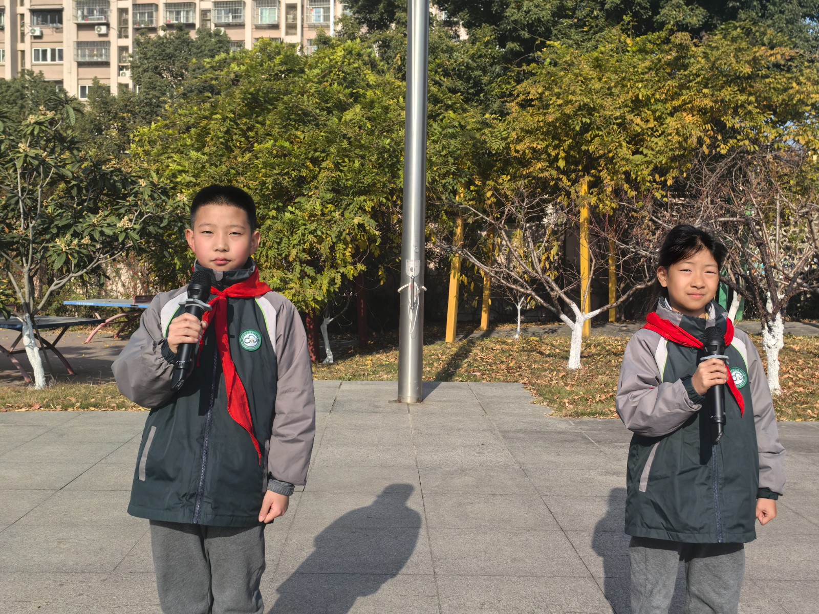 【花港一小】国殇不忘，砺志自强  ——花港一小第十五周主题升旗仪式