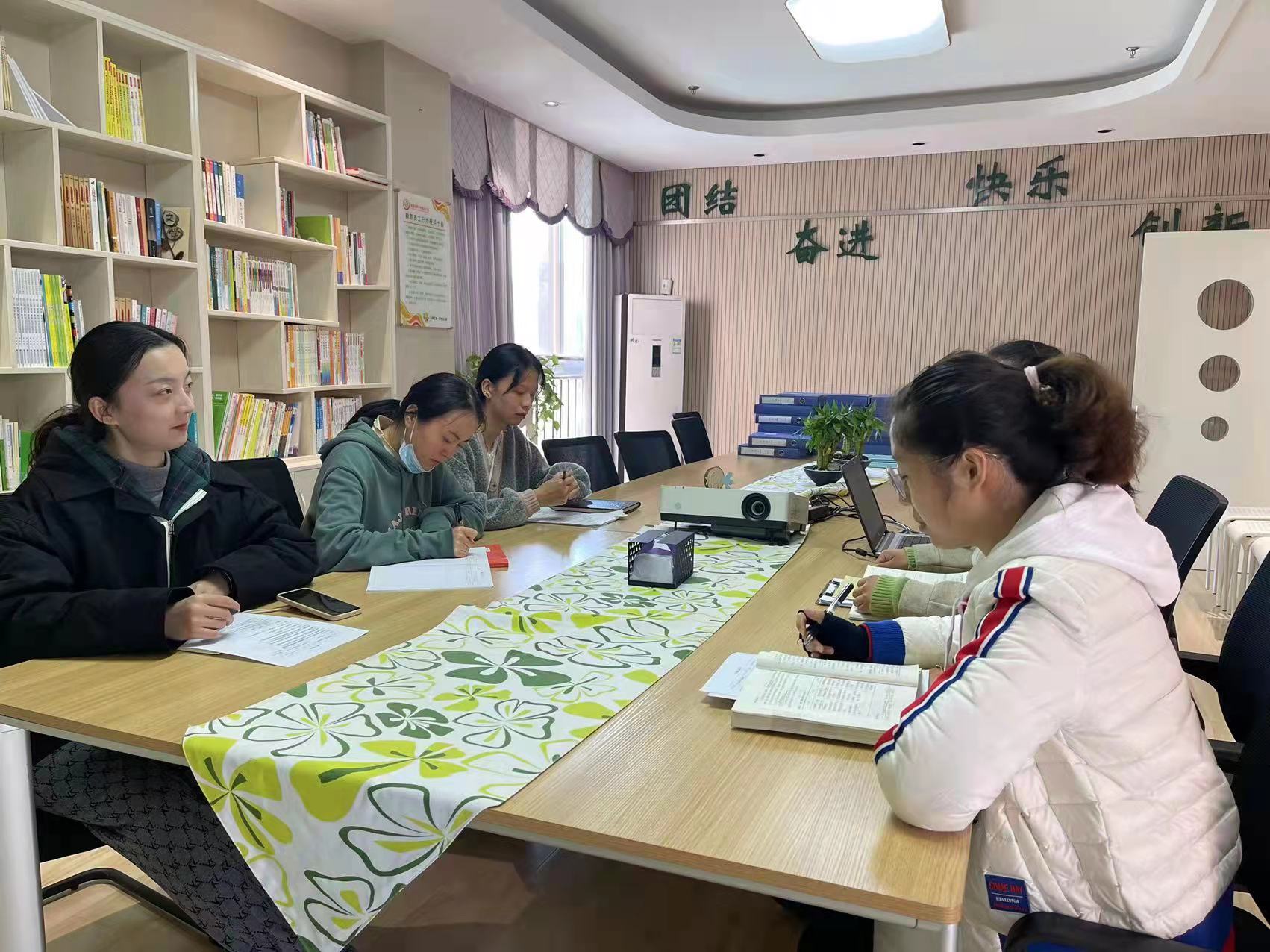 教师研讨.jpg