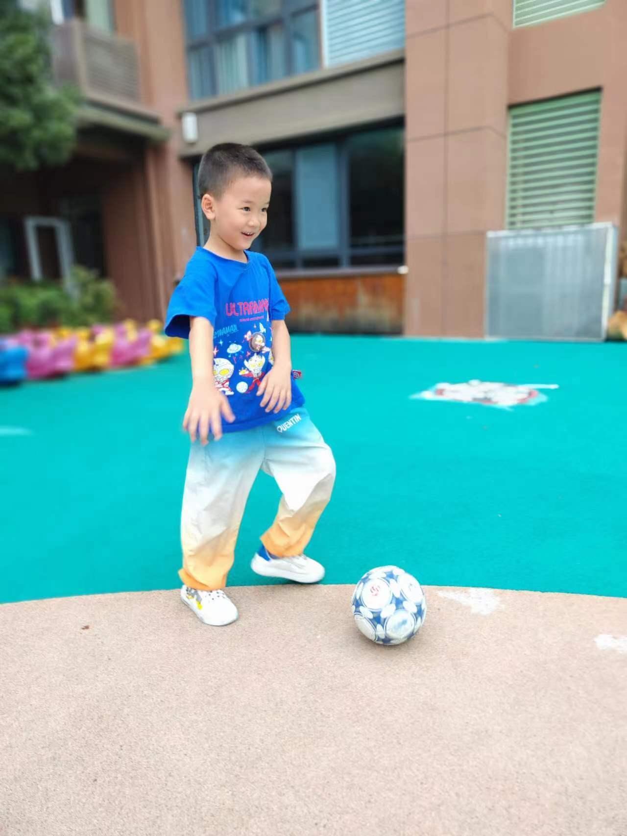 尧辰园每周足球活动掠影_html_7173b193.jpg