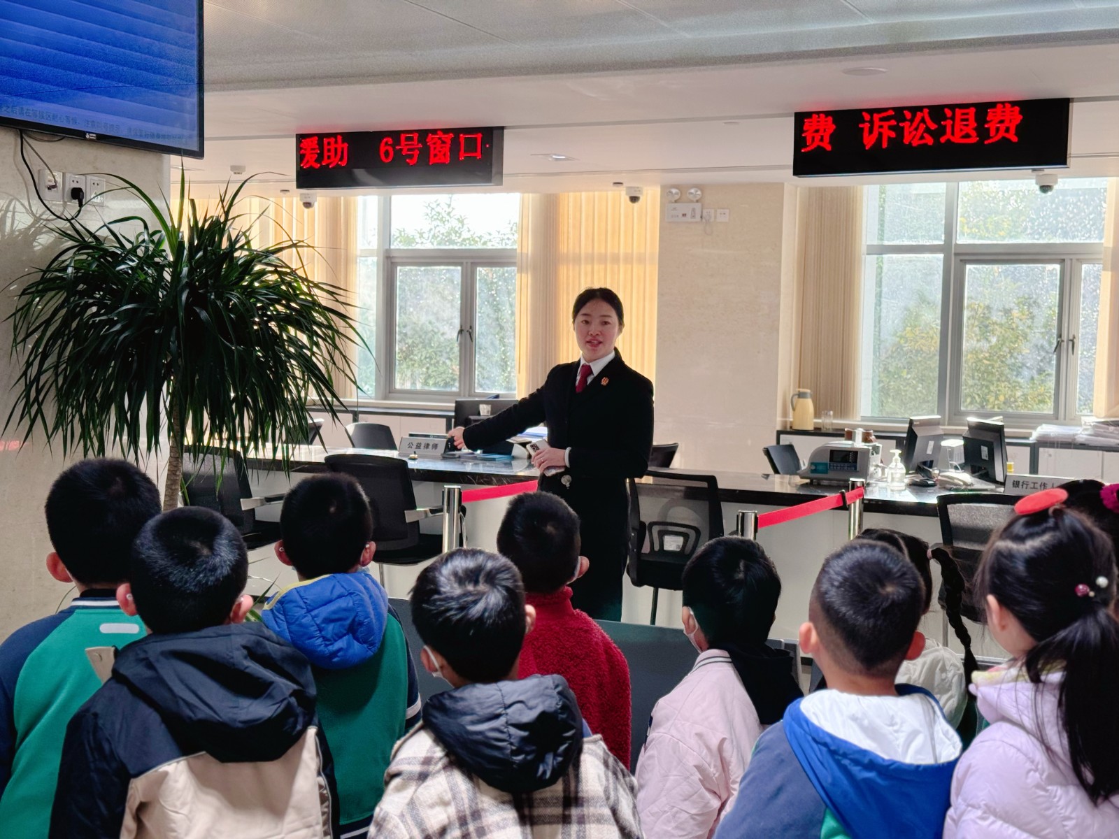 引导台参观.jpg