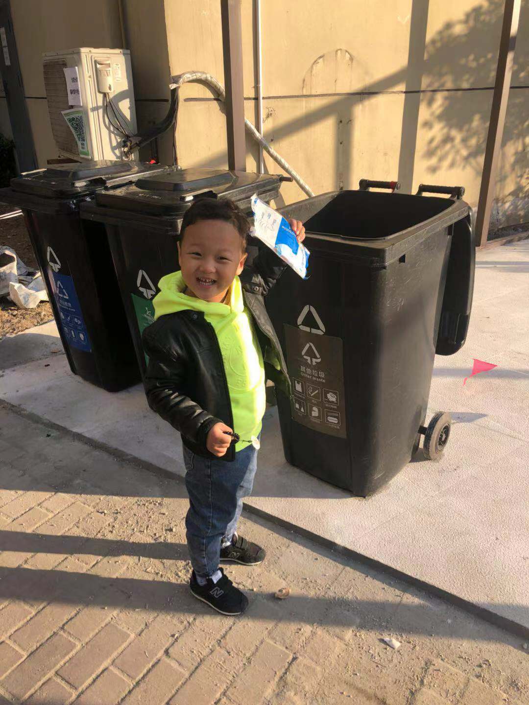 垃圾扔进垃圾桶.jpg