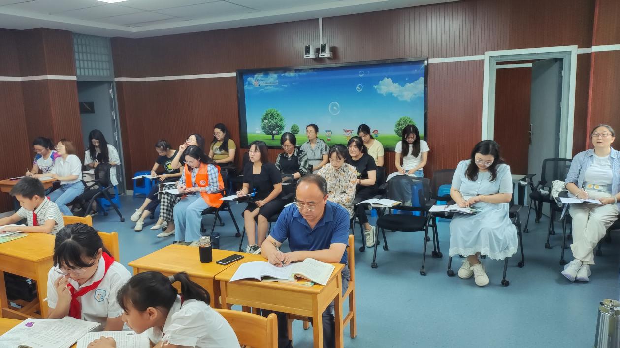 校本研修活动二新闻稿9.30_html_me8ecfd9.jpg