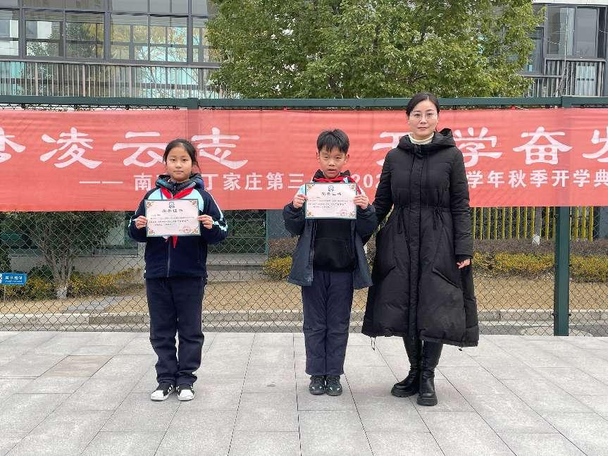 12.23二3、4班第十七周升旗仪式报道_html_2e472017.jpg