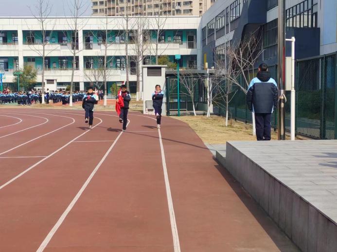 【正学丁三&middot;德育】“爱校护绿，争做护绿小使者”——丁家庄第三小学第四周升旗仪式(1)_html_m47e7899b.jpg