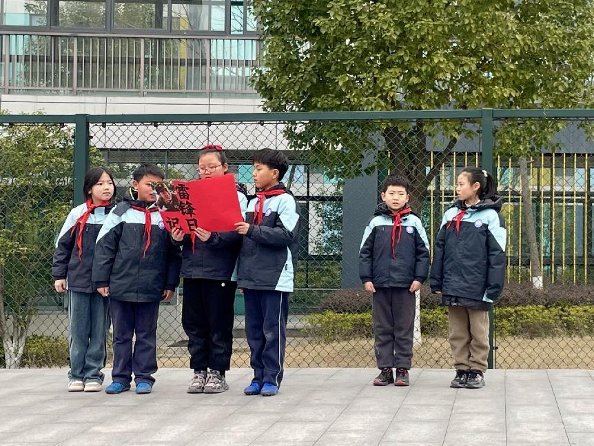 学雷锋精神，做优秀少年——丁家庄第三小学第三周主题升旗仪式侧记_html_m6f012a45.jpg