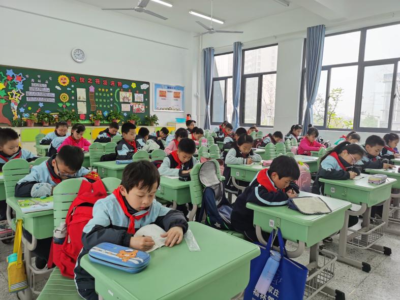【正学丁三】课前三分钟，精彩各不同_html_1fa28f55.jpg