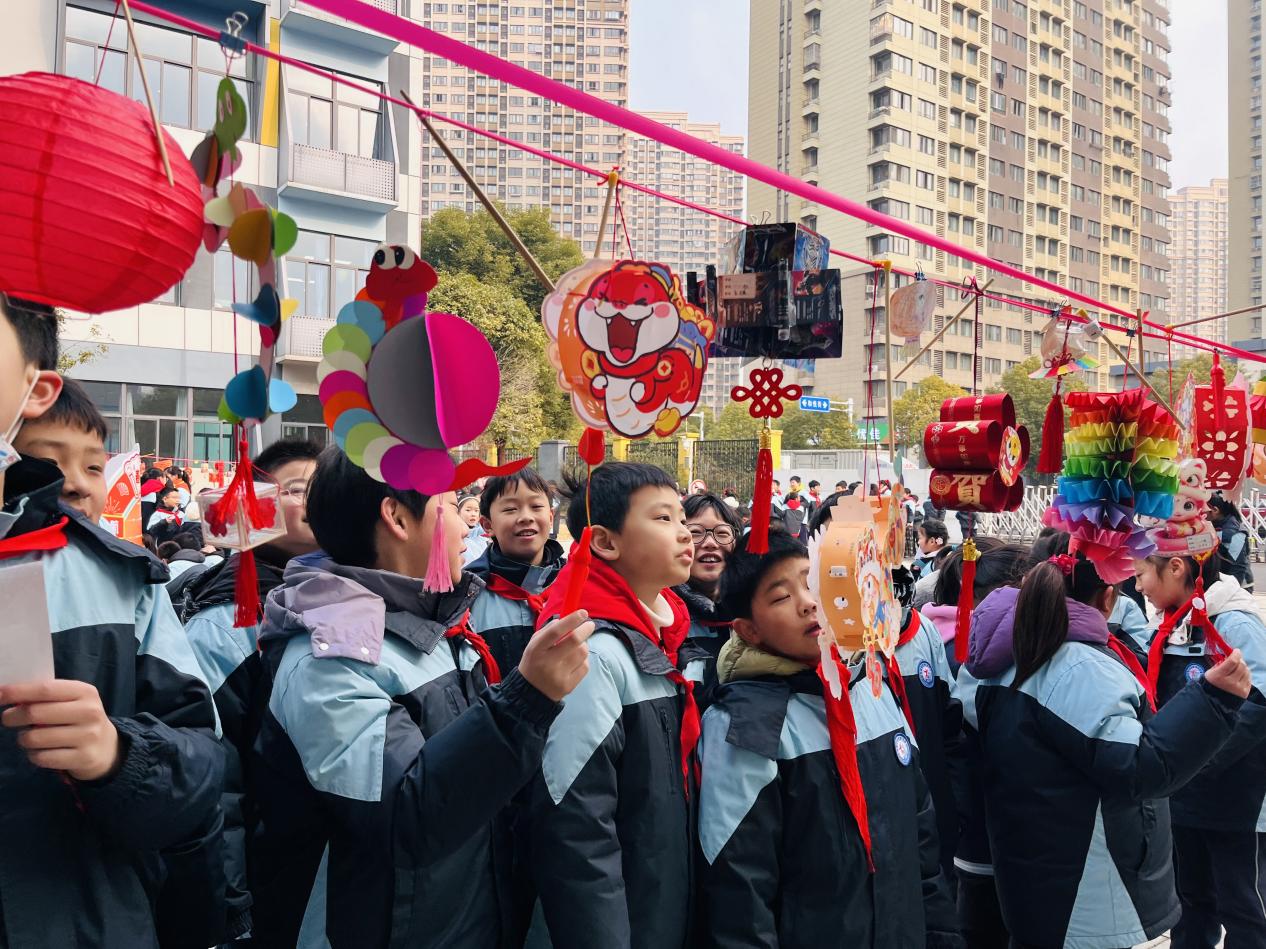 满媛  元宵节报道_html_43cbfa95.jpg