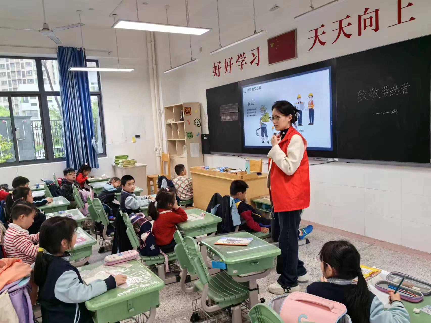 【正学丁三●德育】“立德树人，劳动为先”南京市丁家庄第三小学劳动节主题班会活动侧记_html_63f4794e.jpg