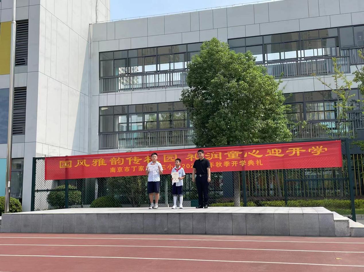 第二周升旗仪式报道稿_html_4e990972.jpg