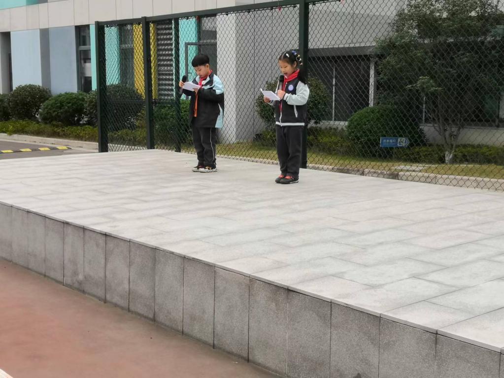 法律在我心，自觉尊法守法-丁家庄第三小学第14周升旗仪式侧记_html_79c02afa.jpg