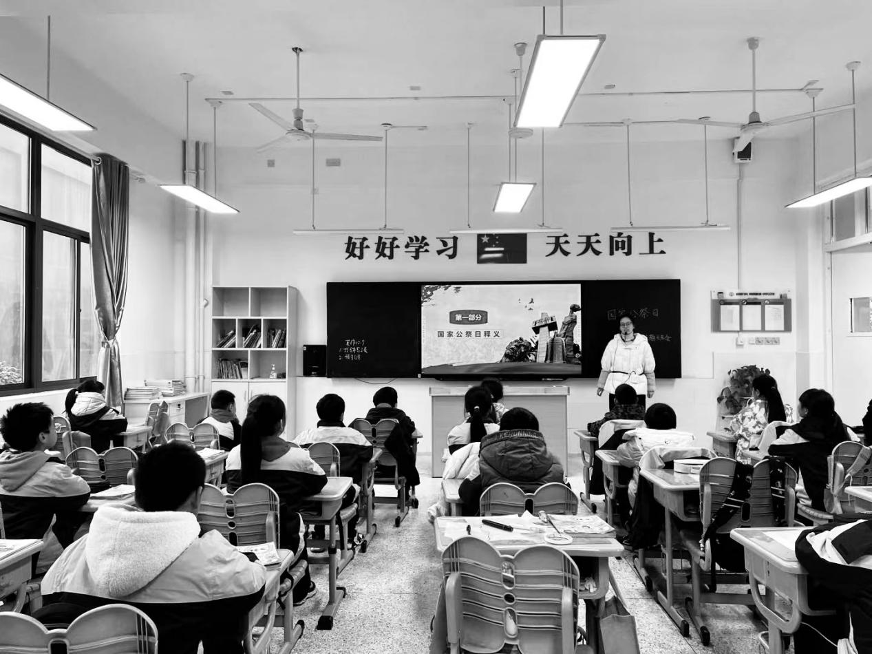 【正学丁三】国家公祭日，缅怀永不忘——丁家庄第三小学第十六周主题升旗仪式_html_38aa70b6.jpg