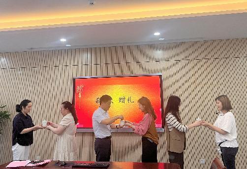 【正学丁三】青蓝结对 薪火相传——南京市丁家庄第三小学师徒结对活动侧记(3)(1)_html_m67271a7c.jpg